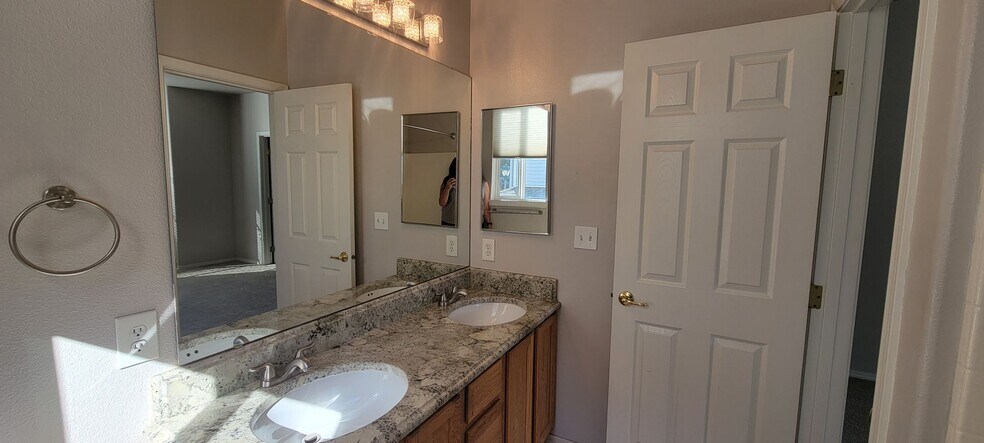 Building Photo - Shadow Hawk 3 bedroom Town home