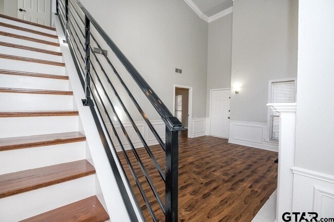 Building Photo - 5827 Hollytree Dr