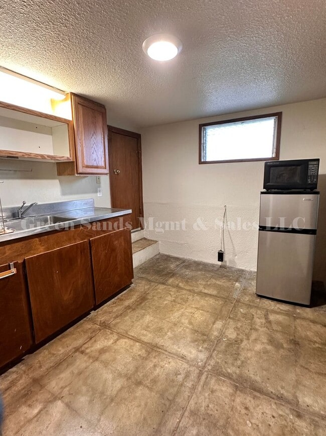 Building Photo - 597 Kinoole St