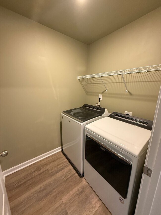 Building Photo - Open concept 4 bed, 2.5 bath home with fen...