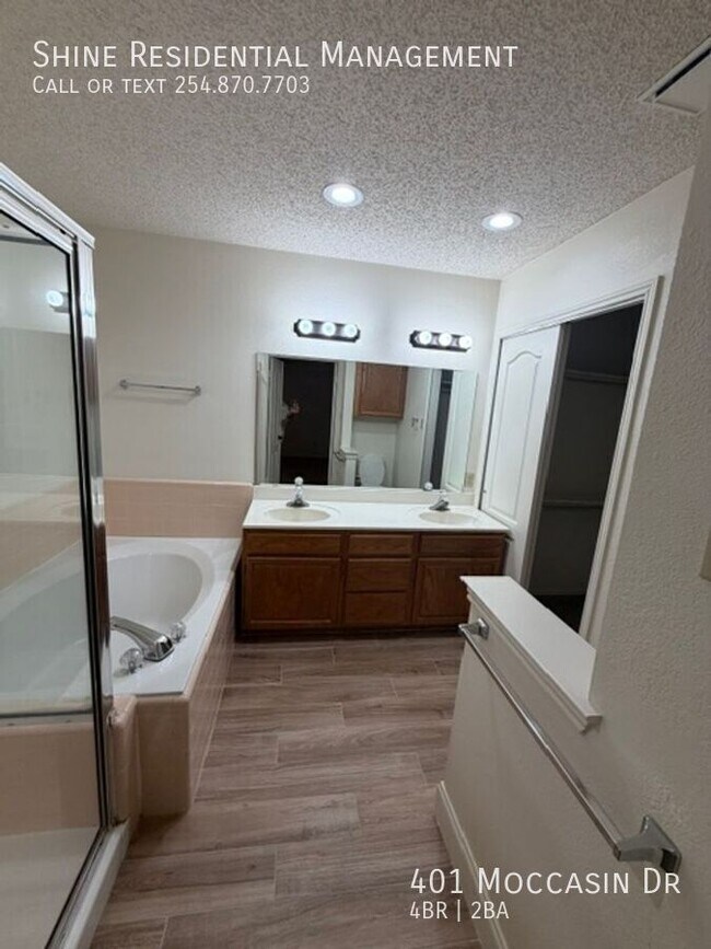 Building Photo - 401 Moccasin Dr