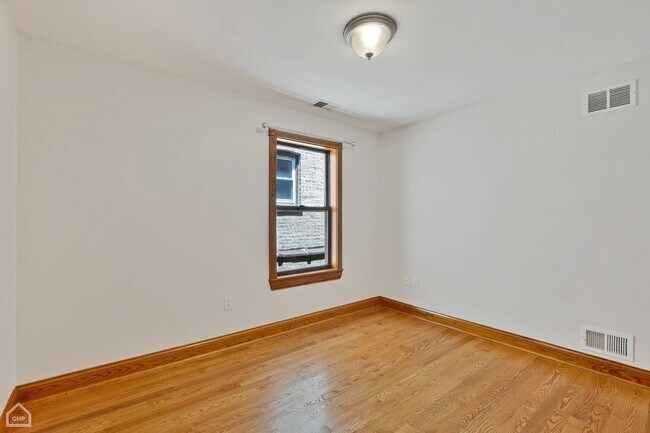 Building Photo - 4544 N Western Ave