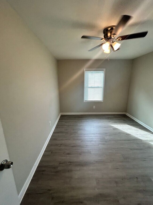 Building Photo - 2 Bedroom 1 Bath Just Renovated with New A...