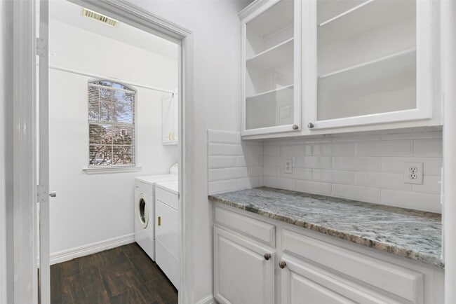 Building Photo - 9023 Eaglecove Dr