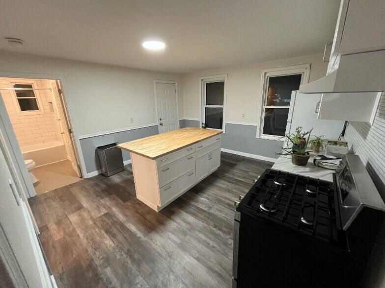 Building Photo - 661 Millbury St