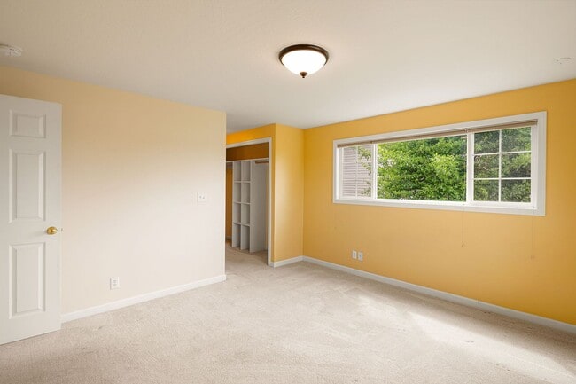 Building Photo - Four Bedroom Dream House
