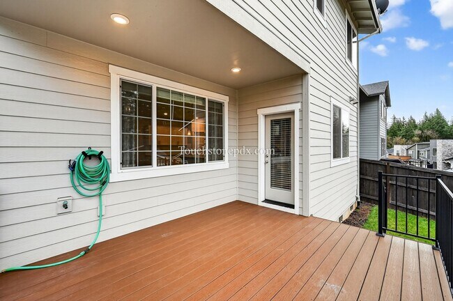 Building Photo - Modern 3BD | 2.5 BA Happy Valley Home On Corner Lot!