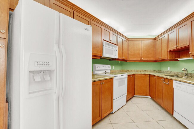 Building Photo - 5420 N Ocean Dr