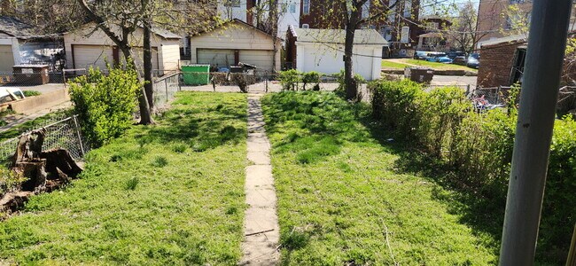Building Photo - "Charming 2-Bedroom Duplex in St Louis – Your Next Cozy Retreat Awaits!"