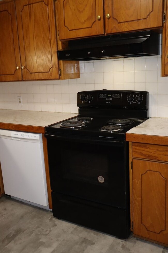 Building Photo - Covered Parking for 3 vehicles!