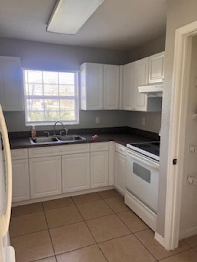 Building Photo - Three Bedroom Two bath