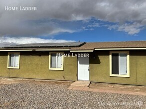 Building Photo - 3 Bed Residence with Fenced Yard in Eloy!