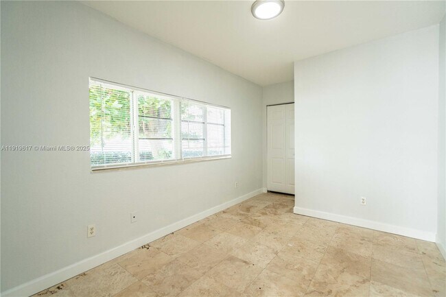 Building Photo - 2180 Bay Dr