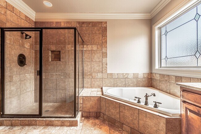 Building Photo - Gorgeous Rogers Home!