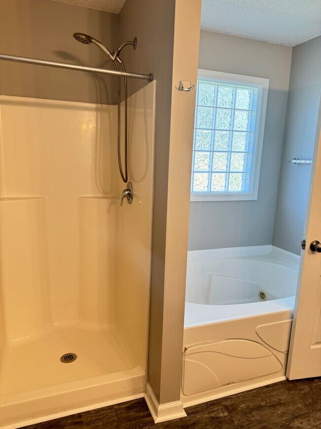Building Photo - Almost 2000 sq.ft! Super Nice & Clean! 3 B...