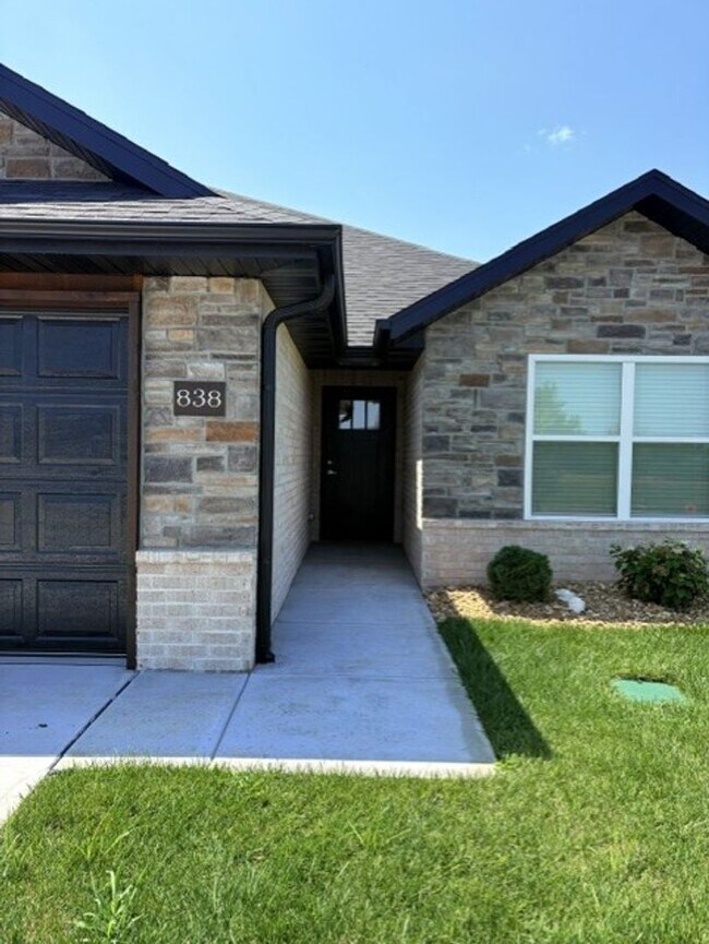 Building Photo - 838 E Crystal Ave