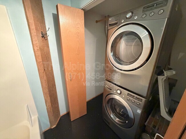 Building Photo - 1420 NW Lovejoy St