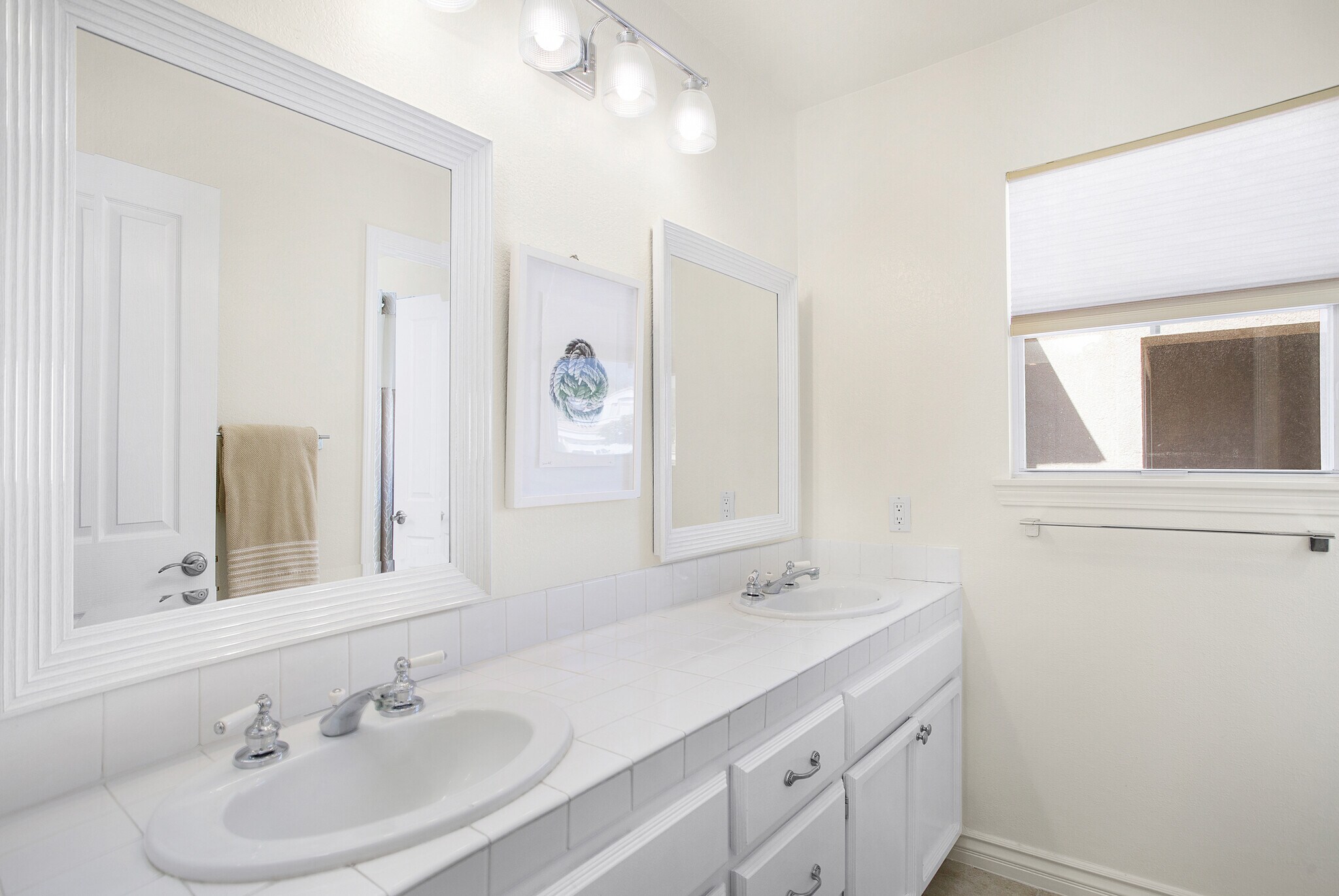 Seconadary bath with dual sinks, tub/shower - 35 Inverary