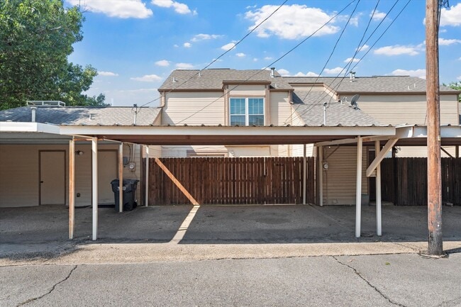 Building Photo - Updated Amazing Townhome