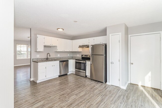 Building Photo - Stunning 3 Bedroom with Spacious Backyard