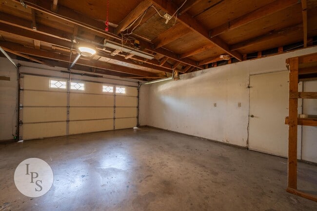 Building Photo - N.E. Fresno Home, 3BR/2BA, Blt 1988, POOL + Living & Family Rooms - Lots of Amenities!