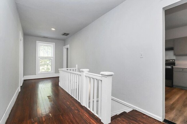 Building Photo - Charming 2nd Floor 2BD/1BA Unit on Pecan Ave!