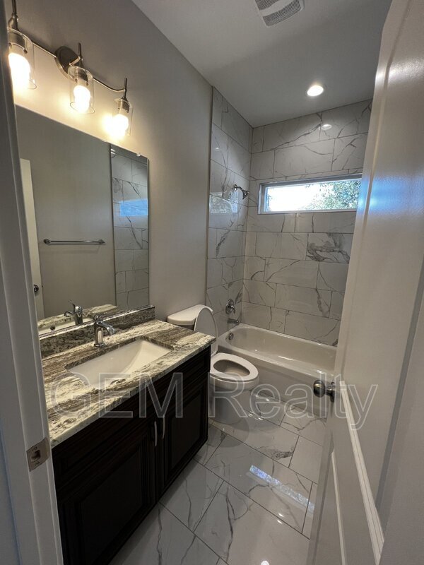 Building Photo - 38 Meadow View Ln