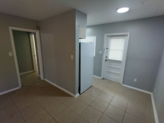 Building Photo - 419 Pineapple St