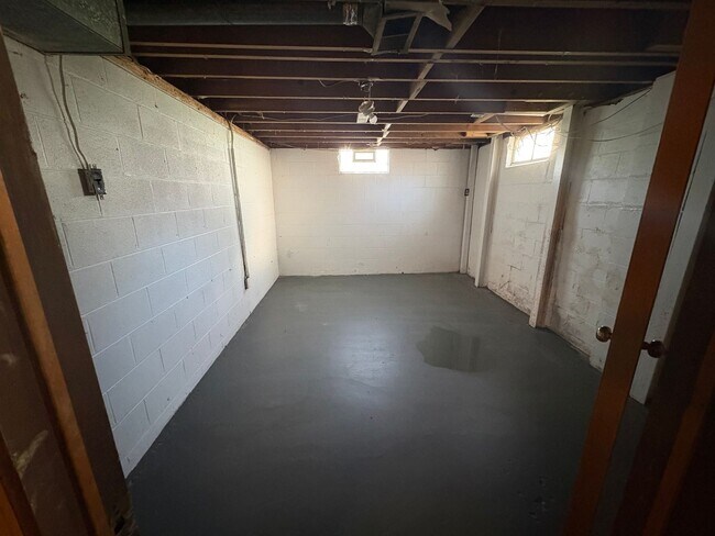 Building Photo - 939 S Waverly St