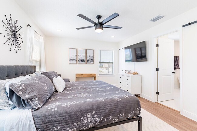 Building Photo - Fully Furnished + Utilities Included Beach...