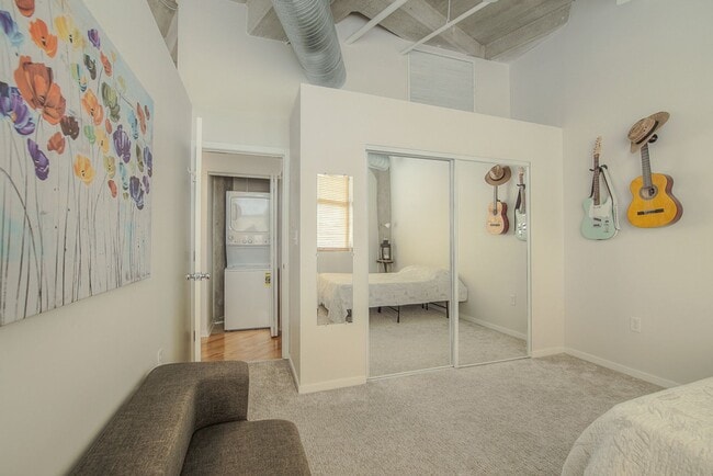 Building Photo - One Bedroom Unit in Wonderful Western Auto Lofts