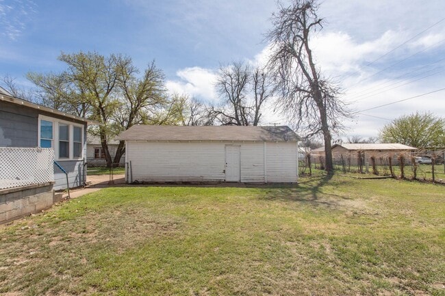 Building Photo - Spacious Home ready for a new family!