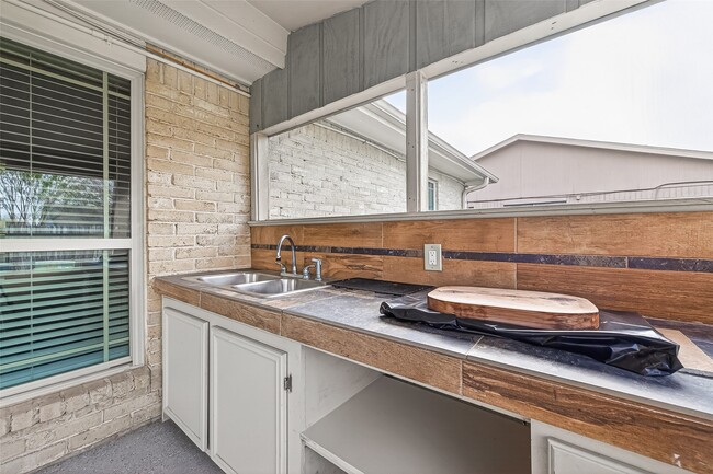 Building Photo - 10006 Towne Tower Ln