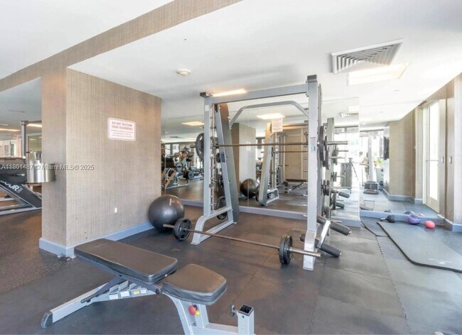 Building Photo - 950 Brickell Bay Dr