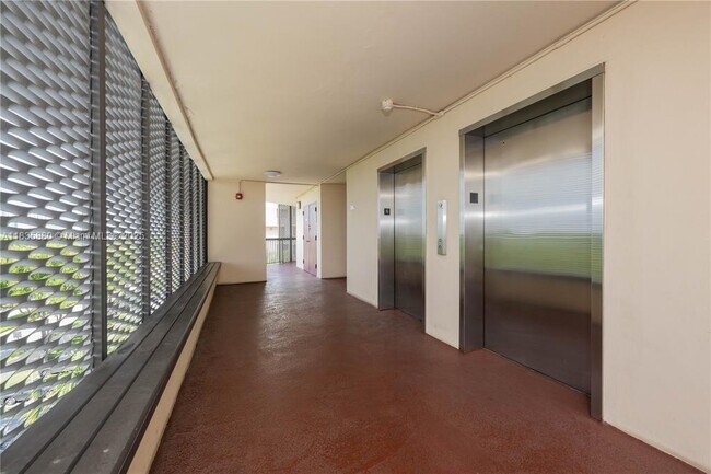 Building Photo - 3301 N Country Club Dr