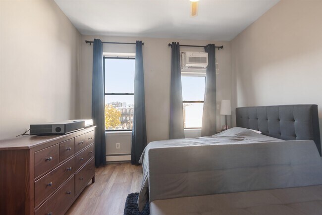 Building Photo - 813 Park Ave