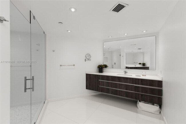 Building Photo - 19955 NE 38th Ct