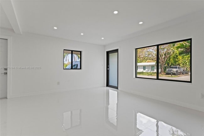 Building Photo - 1524 SW 32nd Ct