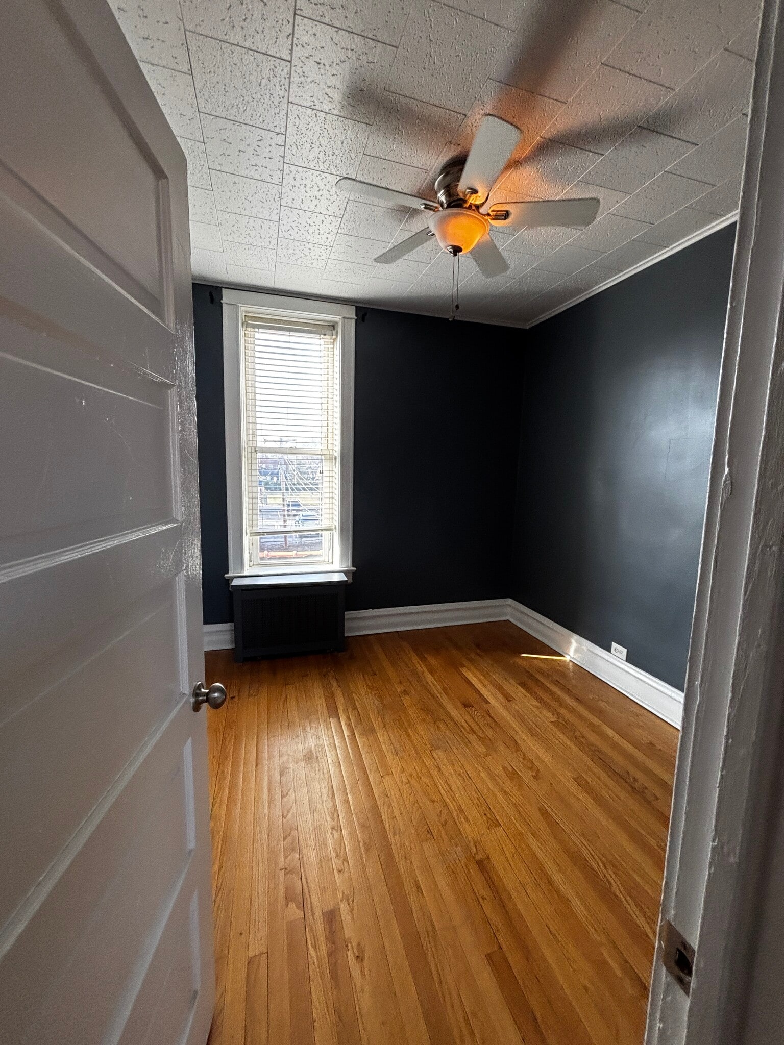 Building Photo - 701 W Hillgrove Ave