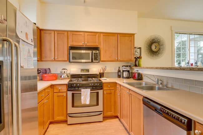 Building Photo - Beautiful open layout 2-level townhome!