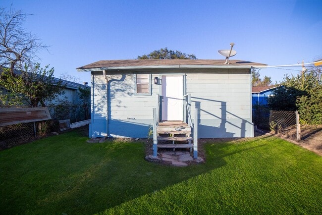 Building Photo - 611 Rochambeau St