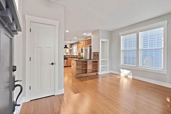 Building Photo - Beautiful 3-bdrm/2.5-bath contemporary craft home w/ lots of character. A/C, fireplace, fenced ba...