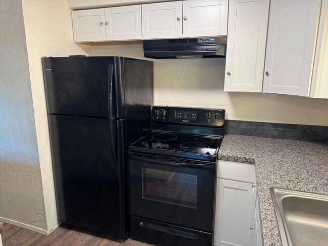 Building Photo - Updated 2-bedroom 1.5 bath duplex in Springfield!