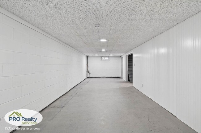 Building Photo - Recently Remodeled 3 Bedroom Home