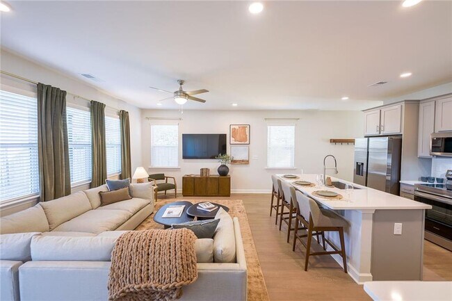 Building Photo - 622 Shallowford Rd