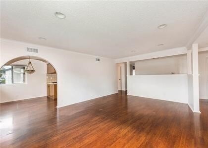 Building Photo - 1019 E Walnut Ave