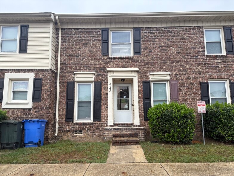 Primary Photo - 423 Kirkcaldy Ct