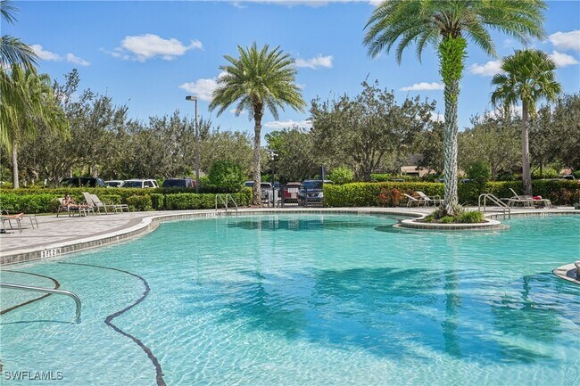 Building Photo - 2080 Wellington St