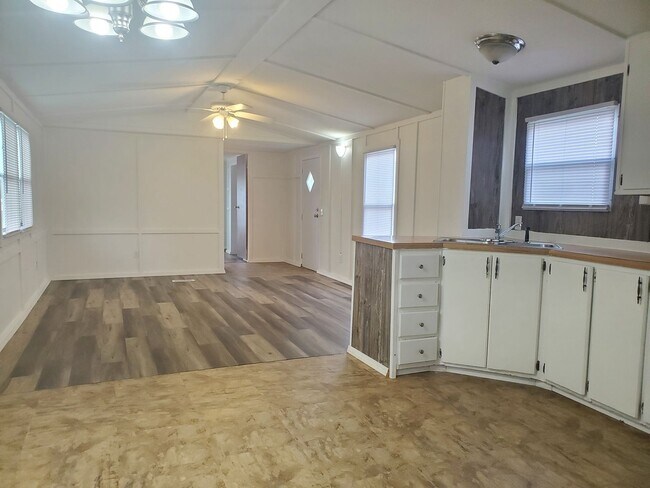 Building Photo - 2 Bedroom, 2 Bath house