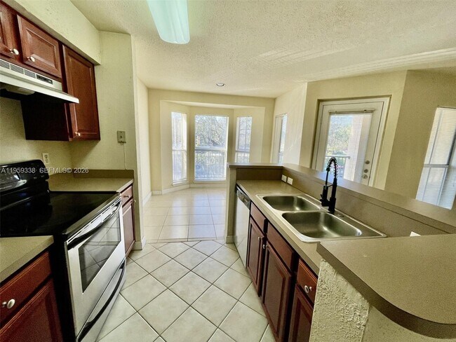 Building Photo - 977 Riverside Dr